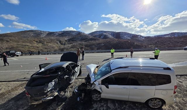 GÜNCELLEME - Bingöl'de otomobil ile hafif ticari araç çarpıştı, 2 kişi öldü, 3 kişi yaralandı