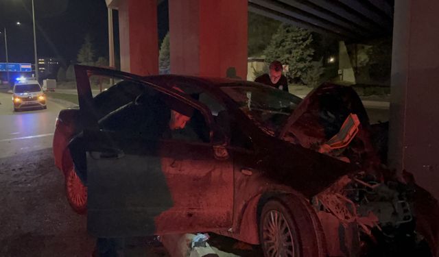 GÜNCELLEME - Eskişehir'de köprü ayağına çarpan otomobildeki 2 kişiden biri öldü