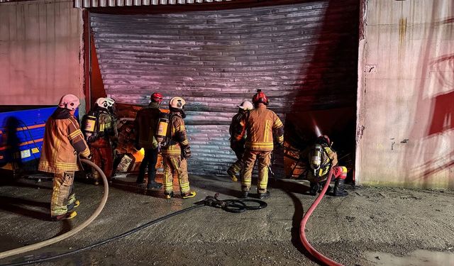 GÜNCELLEME - İzmir'de mobilya atölyesinde çıkıp depoya sıçrayan yangın kontrol altına alındı