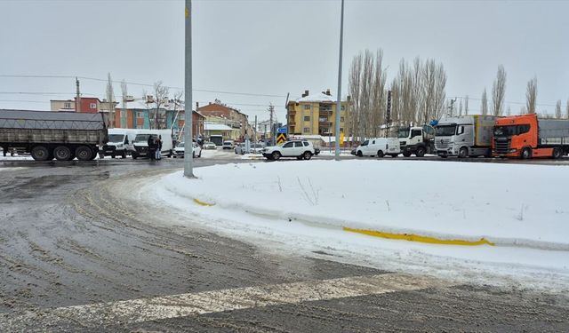 GÜNCELLEME - Kar ve tipi nedeniyle kapanan Sivas-Malatya kara yolu ulaşıma açıldı