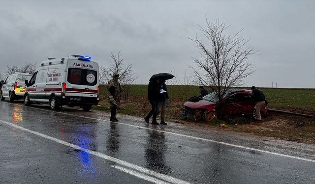GÜNCELLEME - Mardin'de tır ile otomobilin çarpıştığı kazada 2 kişi öldü, 3 kişi yaralandı