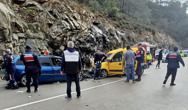 GÜNCELLEME - Muğla'da otomobille hafif ticari aracın çarpıştığı kazada 2 kişi öldü, 5 kişi yaralandı