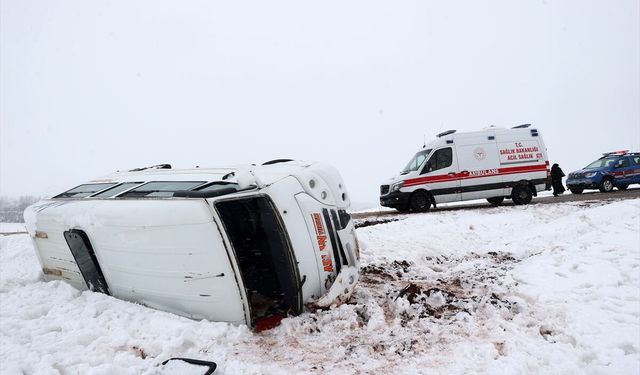 GÜNCELLEME - Sivas'ta öğrenci servisinin devrildiği kazada 14 kişi yaralandı