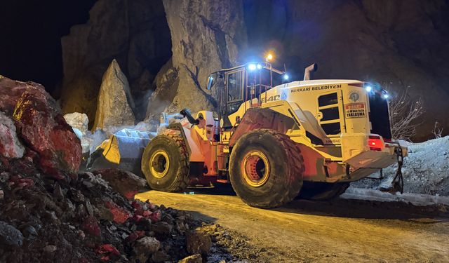 Hakkari'de mahalle yoluna büyük kaya parçaları düştü