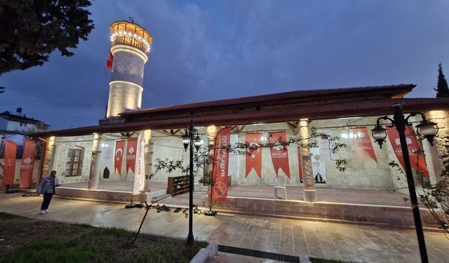 Hatay'da depremde hasar alan tarihi Yenişehir Cami ibadete tekrar açıldı