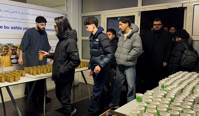 Hollanda'da 1000 genç sabah namazında bir araya geldi