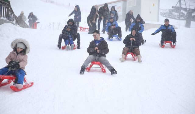 Ilgaz Dağı'ndaki kayak merkezi özel gereksinimli bireyleri ağırladı