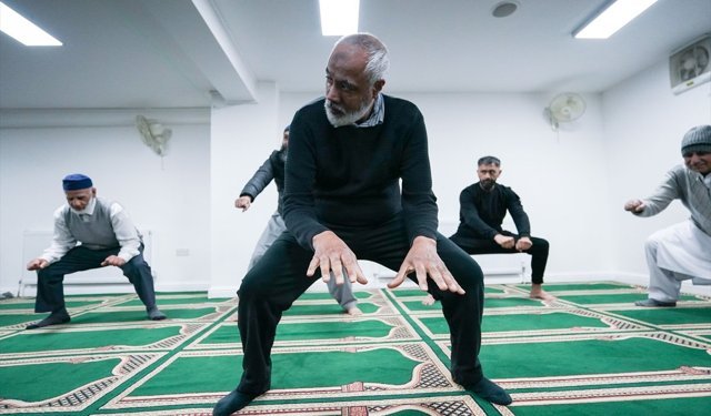 İngiltere'de bir camide namaz sonrası pilates dersleri erkekler arasında büyük ilgi görüyor