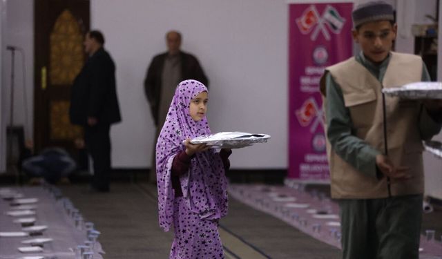 Isparta Belediyesi, Suriye'nin başkenti Şam'ın Türkmen mahallesinde iftar verdi