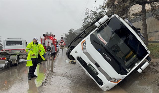 Isparta'da cezaevi nakil aracının devrildiği kazada 11 kişi yaralandı