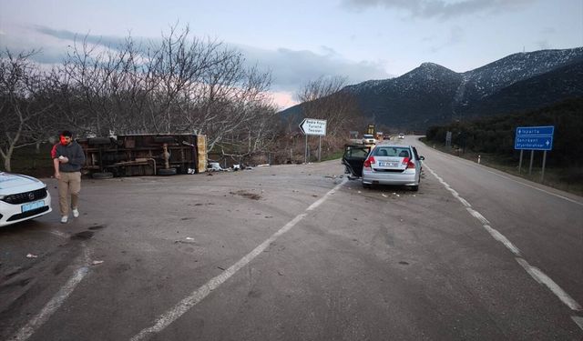 Isparta'da otomobil ile kamyonetin çarpışması sonucu 5 kişi yaralandı