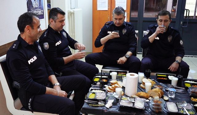 Isparta'da polisler ilk iftarını görev başında yaptı