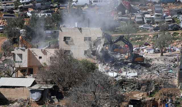 İsrail güçleri Batı Şeria'da Filistinlilere ait binayı yıkarak onlarca kişiyi evsiz bıraktı
