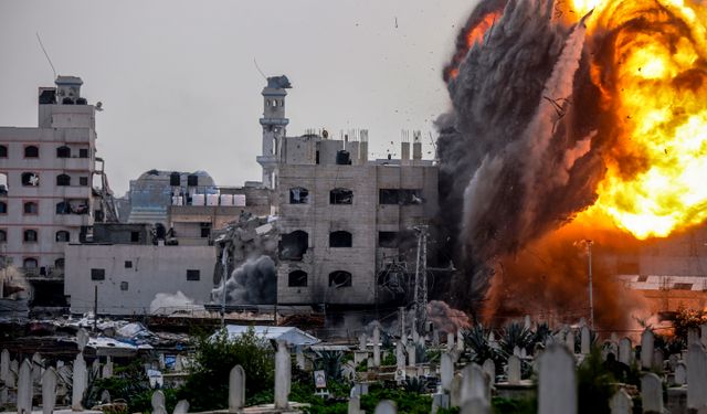 İsrail ordusu, ateşkese rağmen Gazze Şeridi'nde bir binayı hava saldırılarıyla yerle bir etti
