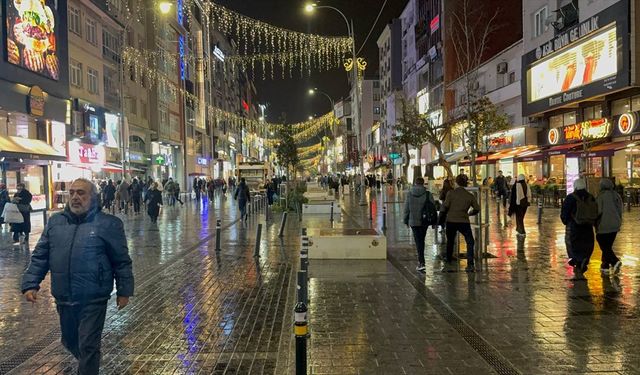 İstanbul'da cadde ve sokaklar ramazan temalı süslemelerle ışıklandırıldı
