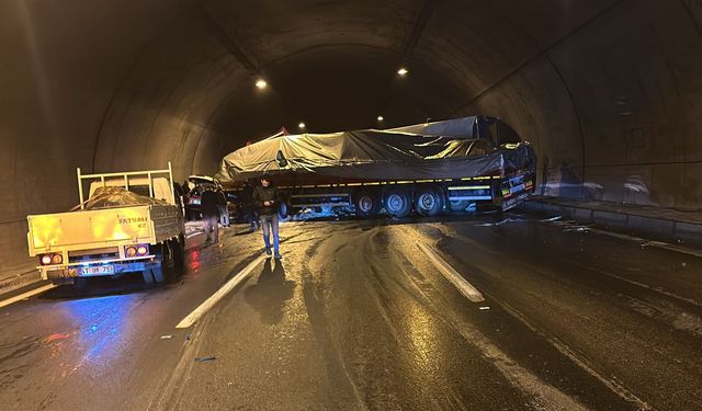İzmir ile Aydın arasındaki tünelde yaşanan kazada 5 araçta hasar oluştu