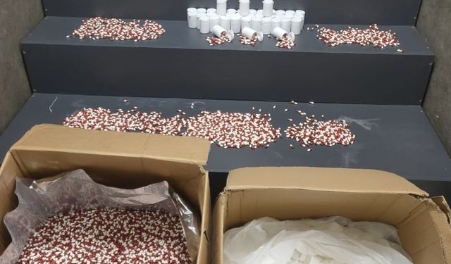 İzmir'de bir evde 104 bin 40 sentetik ecza ele geçirildi