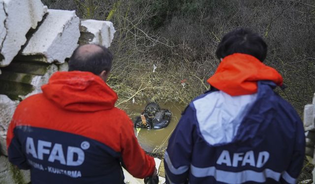 İzmir'de dere yatağına düşen otomobildeki 2 kız kardeşin cesedi bulundu