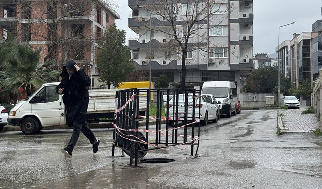 İzmir'de esnaf yağış sonrası biriken suyu rögar kapaklarını açarak tahliye etti