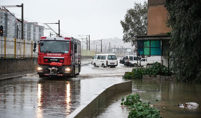 İzmir'de etkili olan sağanak yaşamı olumsuz etkiledi