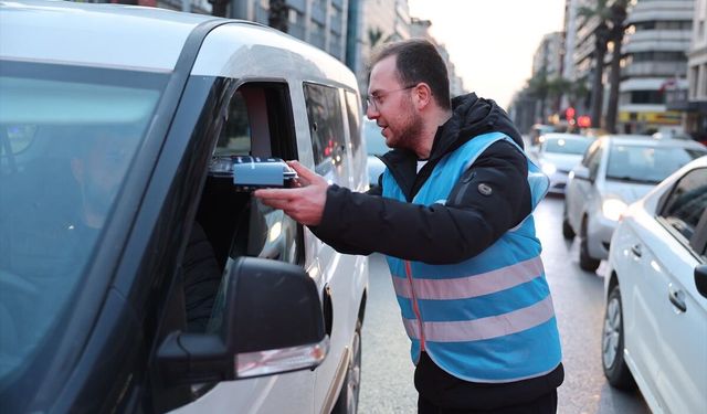 İzmir'de 'İftara 5 Kala' programı kapsamında vatandaşlara kumanya dağıtıldı