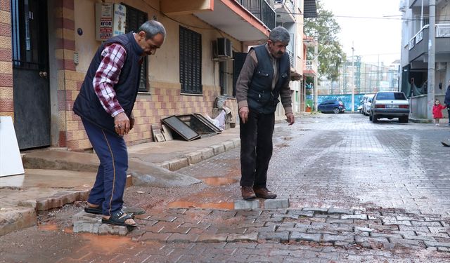 İzmir'de mahalleli bozulan yolu kendi imkanlarıyla onardı