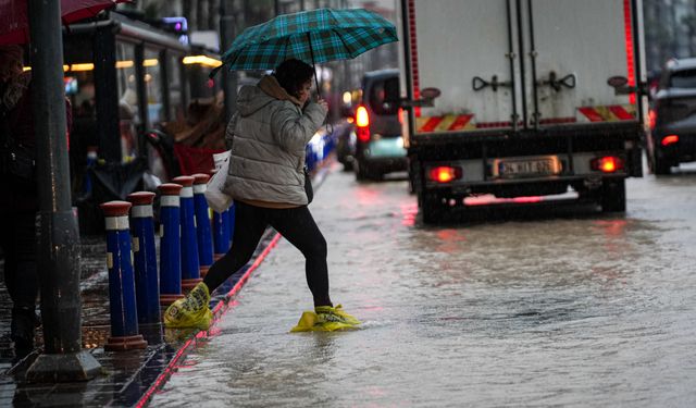 İzmir'de sağanak etkili oldu