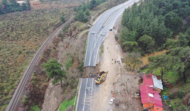 İzmir'de şiddetli yağış nedeniyle Selçuk-Aydın kara yolunda çökme meydana geldi