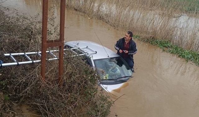 İzmir'de suların içinde otomobilde mahsur kalan 2 kişi kurtarıldı
