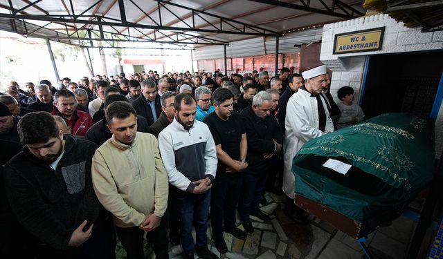 İzmir'de suyla dolan alt geçitte mahsur kaldığı kamyonette ölen sürücü defnedildi