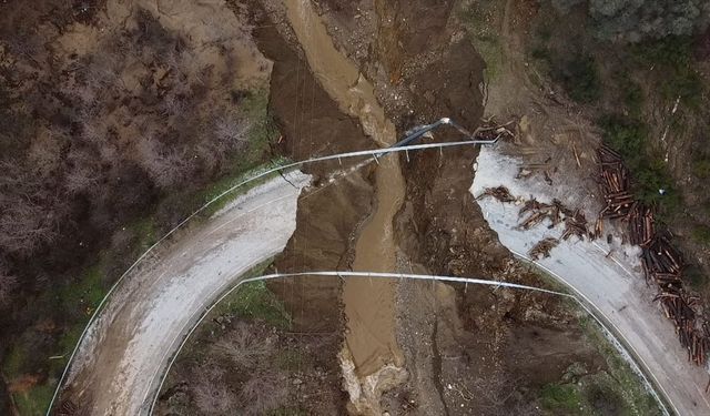 İzmir'de yağış nedeniyle çöken Ödemiş-Turgutlu yolu tamamen ulaşıma kapandı
