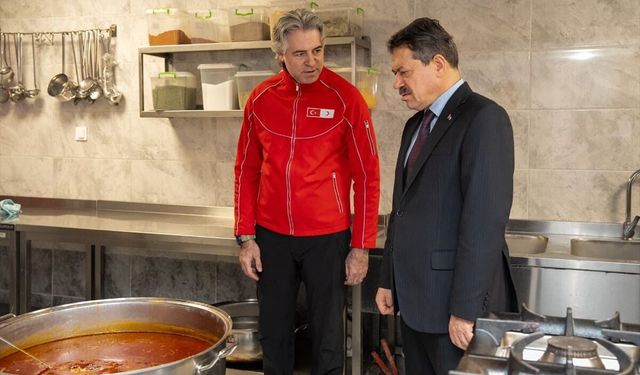 İzmir'de yükümlülerin iftar için hazırladığı yemekler 2 bin kişiye ulaştırılıyor