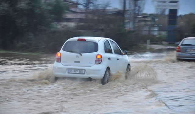 İzmir'in Ödemiş ilçesinde yağış hayatı olumsuz etkiledi