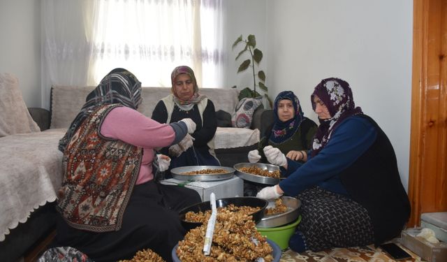 Kadınlar ipe ceviz dizerek hem ev ekonomisine katkı sağlıyor hem de zamanlarını değerlendiriyor