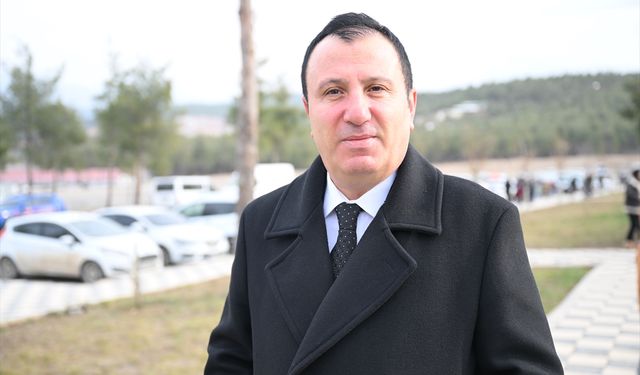 Kahramanmaraş'ta depremlerde yakınlarını kaybedenler kabirleri ziyaret ediyor