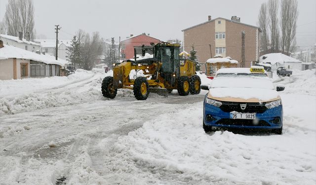 Kar kalınlığının 1 metreyi aştığı Sarıkamış'ta biriken kar şehir dışına taşınıyor