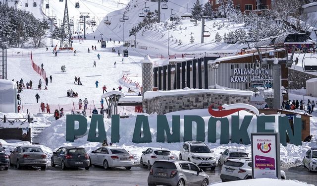 Kar kalınlığının 3 metreye yaklaştığı Palandöken'de hafta sonu yoğunluğu yaşanıyor