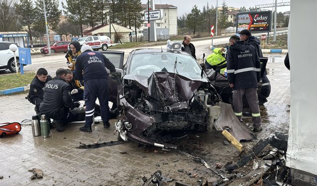 Karabük'te LPG istasyonuna çarpan otomobildeki 5 kişi yaralandı