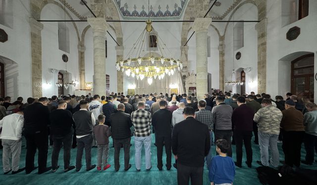 Karadeniz'de ilk teravih namazı kılındı