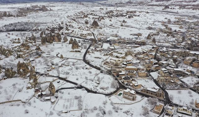 Karla kaplanan Kapadokya dronla görüntülendi