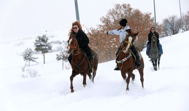 Karla kaplı Aziziye Tabyaları'nda bindikleri atları dörtnala koşturup keyifli vakit geçiriyorlar