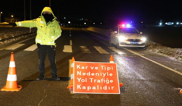 Kars-Göle kara yolu olumsuz hava koşulları nedeniyle tır geçişlerine kapatıldı