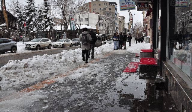 Kars'ta başına buz sarkıtı düşen kız çocuğu yaralandı