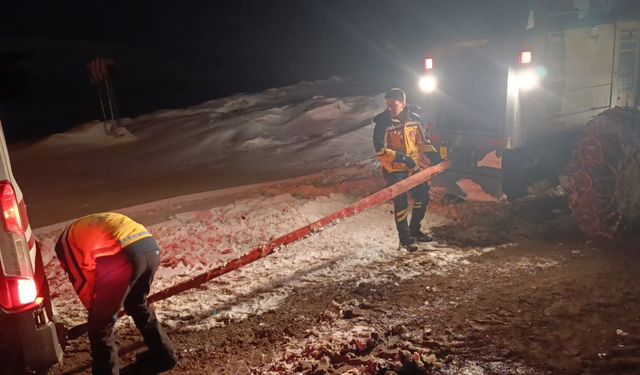 Kars'ta kardan yolu kapanan köyde merdivenden düşen kadın hastaneye ulaştırıldı