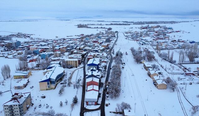 Kars'ta karla beyaza bürünen Akyaka ilçesi dronla görüntülendi