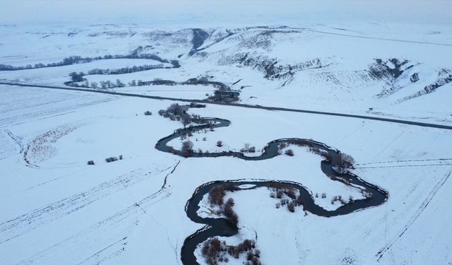 Kars'ta karla kaplanan menderesler dronla görüntülendi