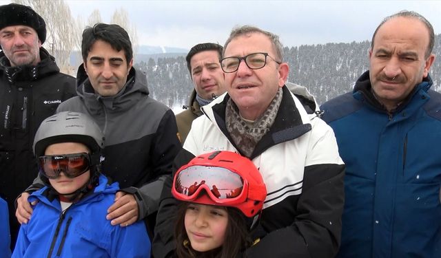 Kars'ta şehit ve gazi ailelerinin çocukları kayak öğreniyor