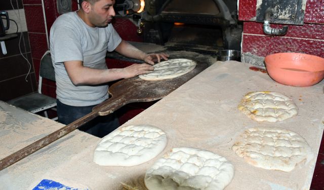 Kars'ta taş fırında ramazan pidesi mesaisi başladı