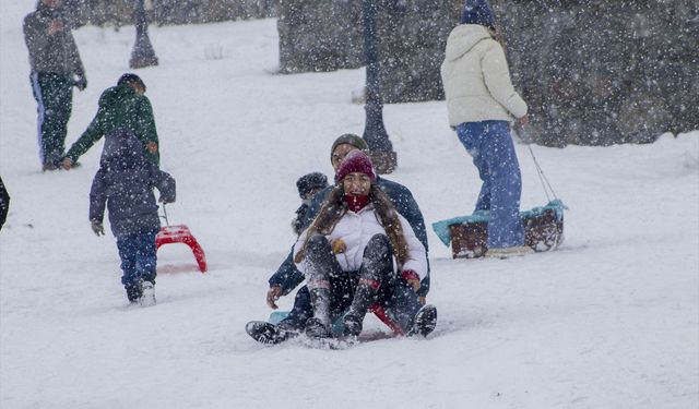 Kars'ta yarıyıl tatilinin son gününde çocuklar kızak keyfi yaptı