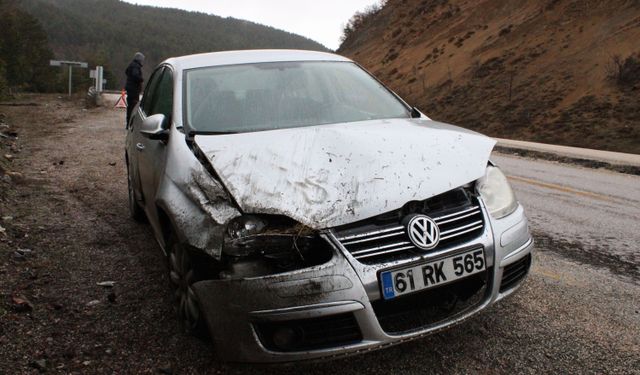 Kastamonu'da refüje çarpan otomobildeki 3 kişi yaralandı